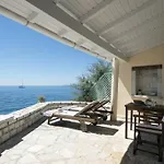 Bijou Beachfront Kaminaki Vilă Katávolos