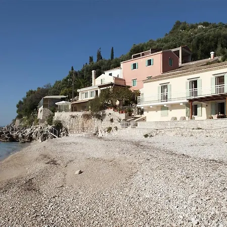 Bijou Beachfront Kaminaki *