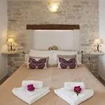 Bijou Beachfront Kaminaki Villa *